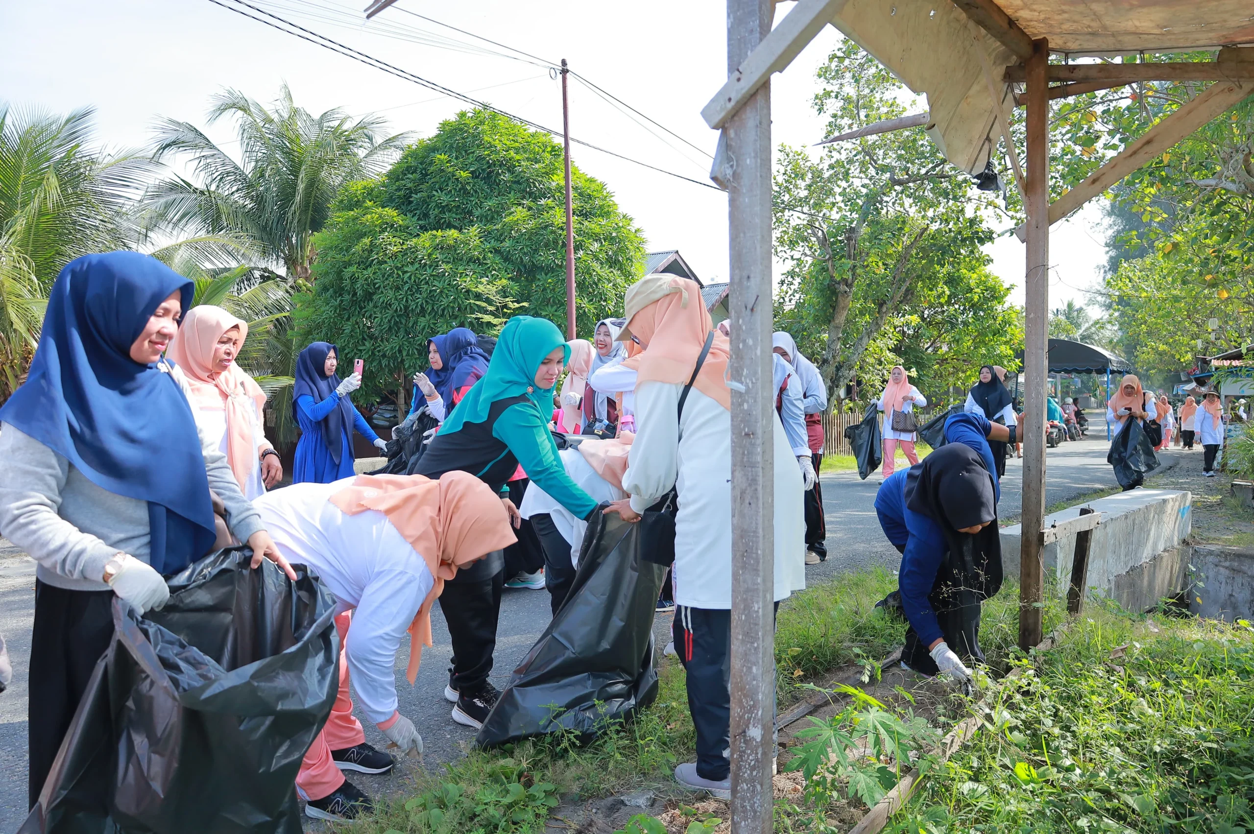 Aksi Bersih-Bersih Lingkungan, Petani Muda Aceh M Khaisar Terlibat Aktif di Meulaboh