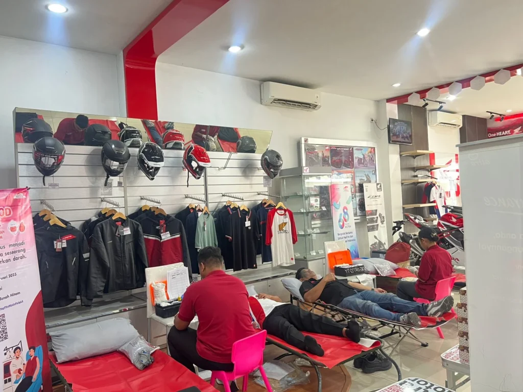 Astra Motor Tanah Hitam Gelar Showroom Event Donor Darah dalam Rangka HUT Astra Motor ke-56, Berbagi Kepedulian dan Berkontribusi pada Masyarakat