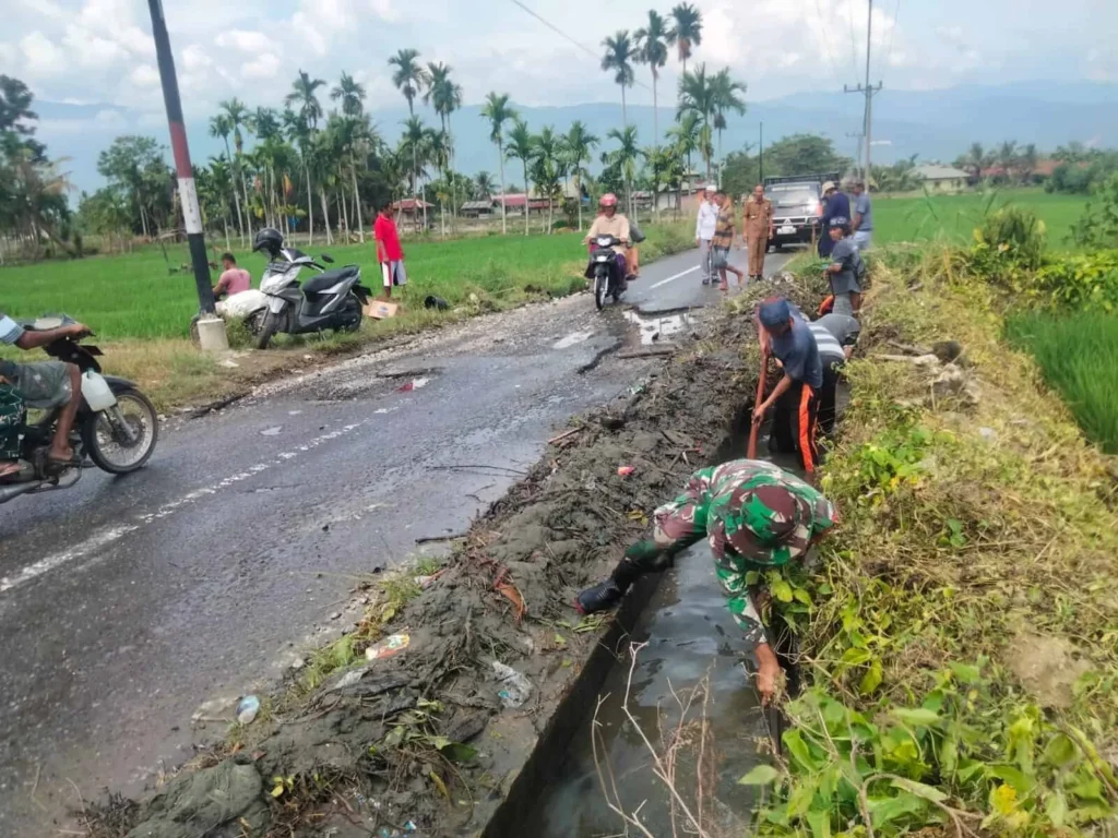Babinsa Karang Gondang Bersama Warga Gotong Royong Bersihkan Jalan Akses Lahan Pertanian di Blitar