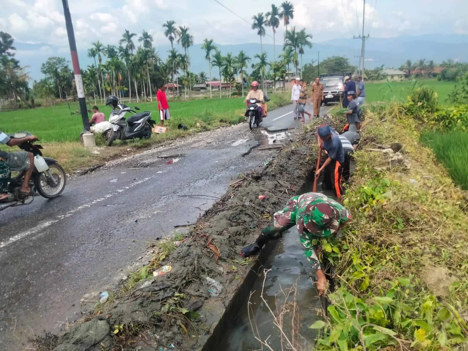 Babinsa Karang Gondang Bersama Warga Gotong Royong Bersihkan Jalan Akses Lahan Pertanian di Blitar