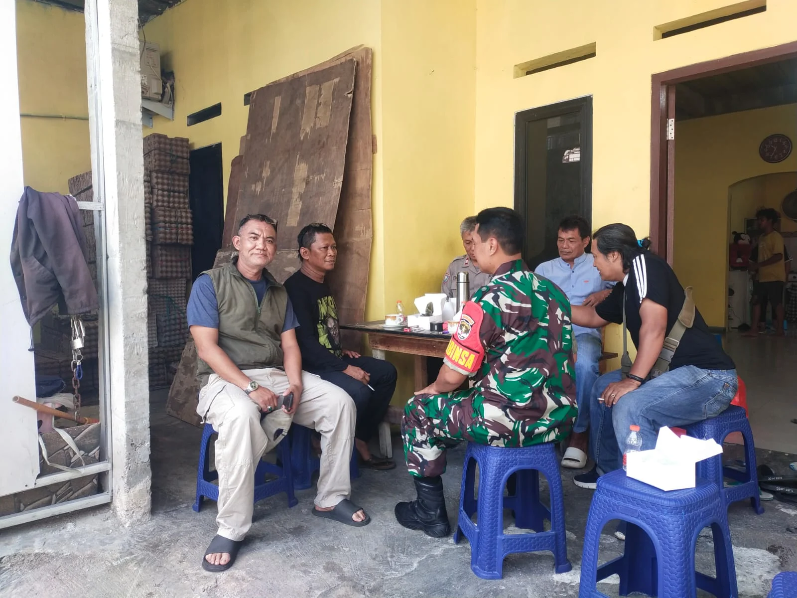 Babinsa Koramil 07 KB Peltu Arief W Komsos dengan Warga di Wilayah Binaan: Mengedukasi dan Menghubungkan