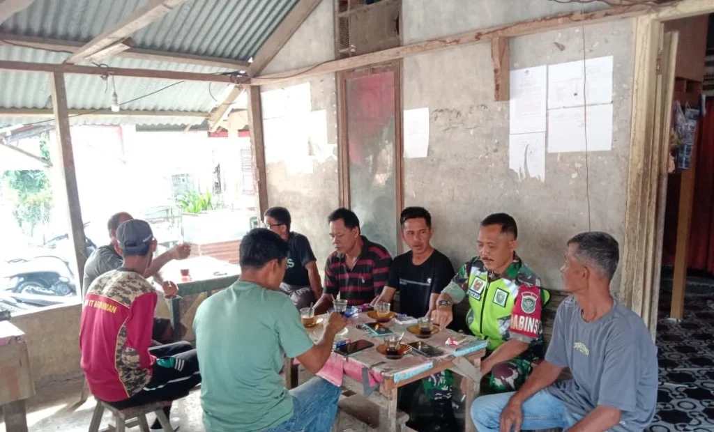 Babinsa Serka Yulianto Jalankan Komsos untuk Jalin Hubungan Kedekatan Babinsa Serka Yulianto Komsos dengan Warga di wilayah Binaan