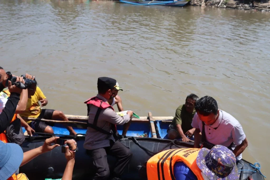 Bantu Tingkatkan Hasil Tangkap DKP3 Tabalong Beri Bantuan Perahu kepada Nelayan, Meningkatkan Kesejahteraan Masyarakat