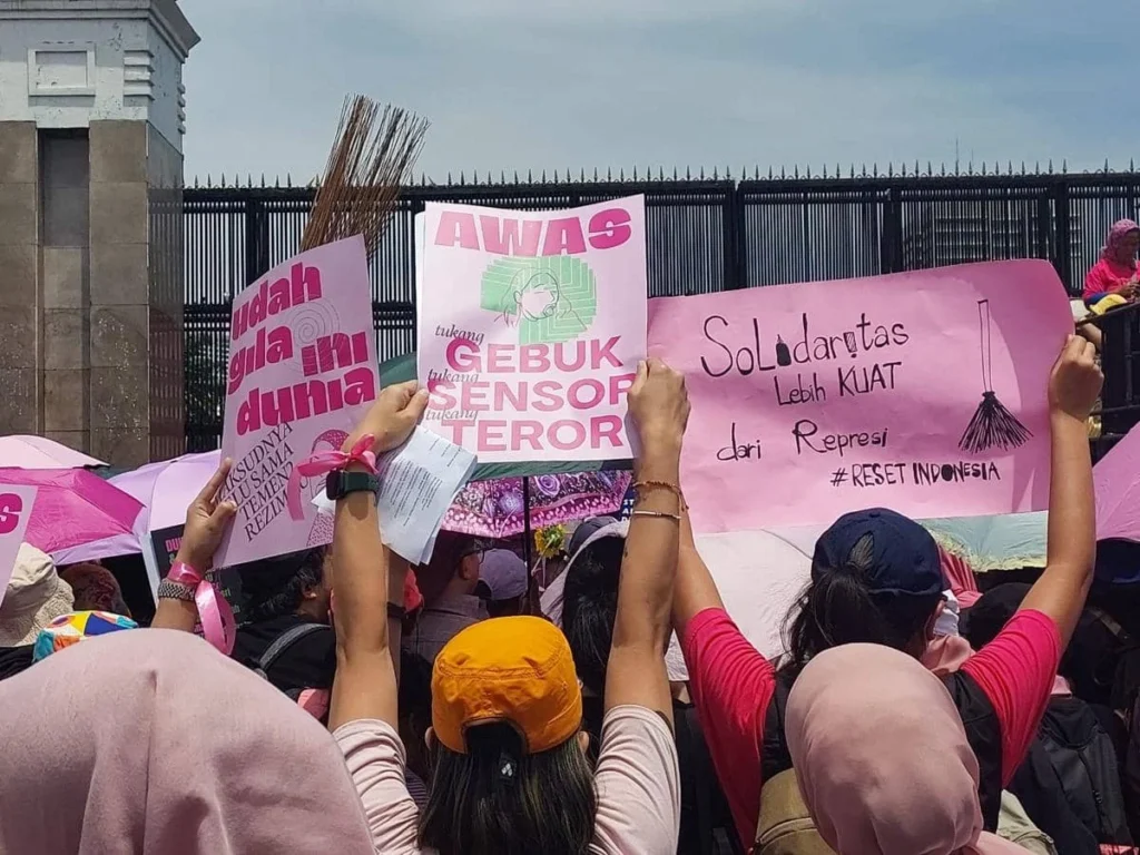 Bawa Ompreng Hingga Panci, Aliansi Perempuan Indonesia Demo Tuntut Pemerintah Setop Program MBG