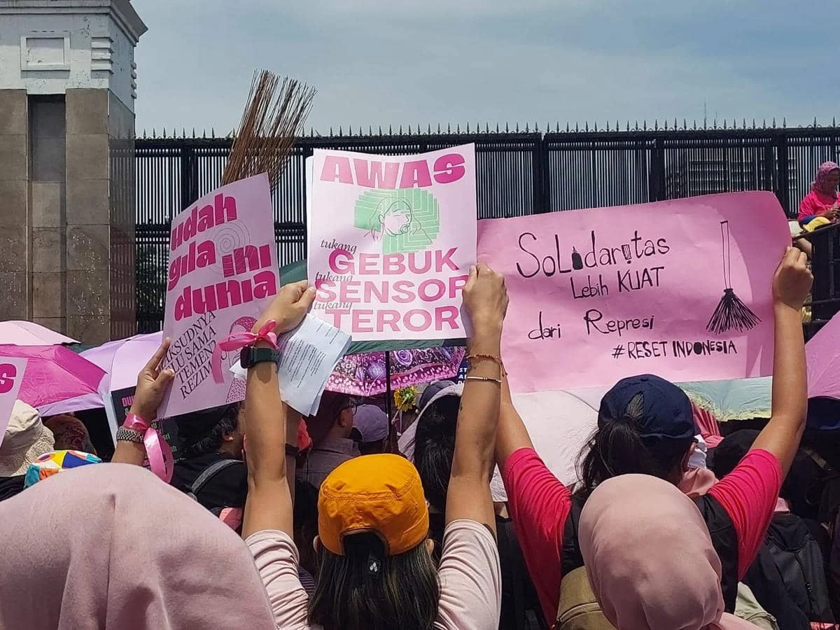 Bawa Ompreng Hingga Panci, Aliansi Perempuan Indonesia Demo Tuntut Pemerintah Setop Program MBG