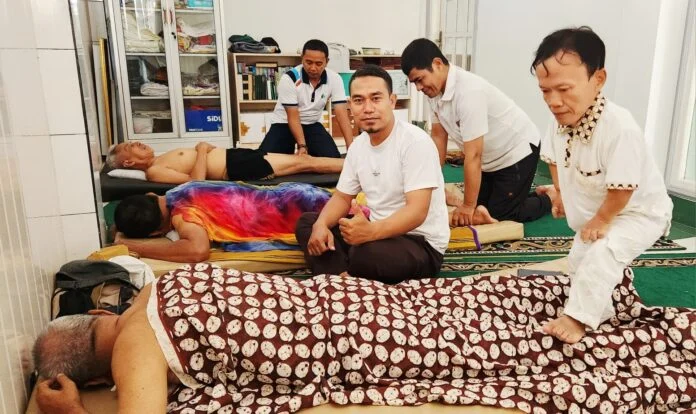 Berbagi Sehat untuk Sesama Warga Mataram Dapat Layanan Bekam dan Pijat Gratis dari KTTS Lombok