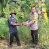 Bhabinkamtibmas Pulau Kecil Gelar Green Policing Tanam Dua Pohon Matoa untuk Lingkungan Lebih Hijau
