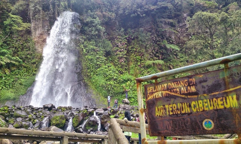 Curug Cibeureum: Destinasi Favorit Mahasiswa yang Ramai Wisatawan