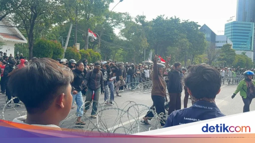 Demo Indonesia Sekarat Ricuh, Massa Lempar Botol Plastik ke Gedung Grahadi