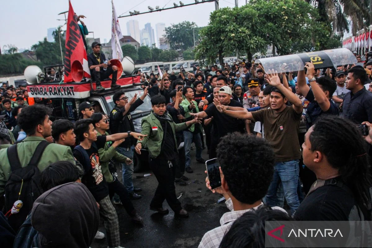 Demo Memanas Ribuan Mahasiswa Kepung Gedung DPR Tuntut Revisi Undang-Undang Risiko Aksi Demonstrasi Jabodetabek terhadap revisi undang undang tahun 2026