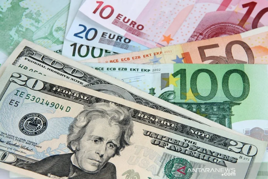 Dolar AS Menguat: Dolar AS Senin Naik Terdukung Pelemahan Euro dan Kenaikan Imbal Hasil Treasury AS