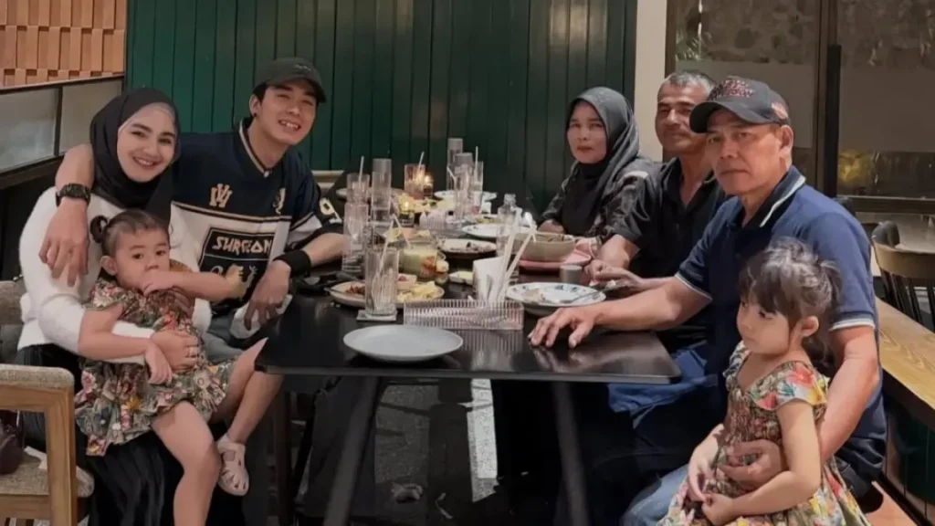 Drama KDRT usai, aktor Evan Marvino dan selebgram Uffri Datun Nitami kini umumkan rujuk, menyelesaikan konflik rumah tangga