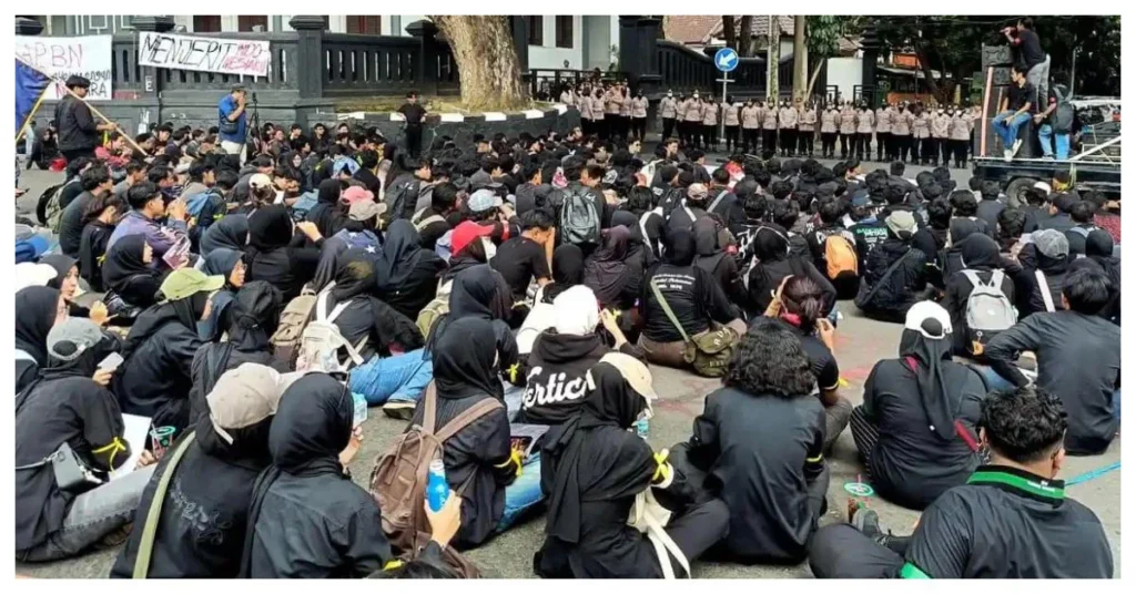 Foto-foto demo di Bandung, Malang hingga Salatiga, massa padati gedung DPRD Jawa Barat