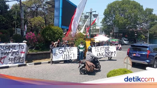 Gelombang Demo Makin Meluas, Mahasiswa Medan Bentangkan Spanduk Gulingkan Rezim Prabowo-Gibran