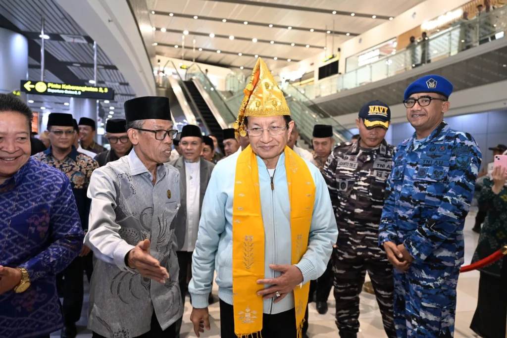 Gubernur H Anwar Hafid Sambut Langsung Kepulangan Jamaah Haji Sulawesi Tengah Dengan Penuh Haru