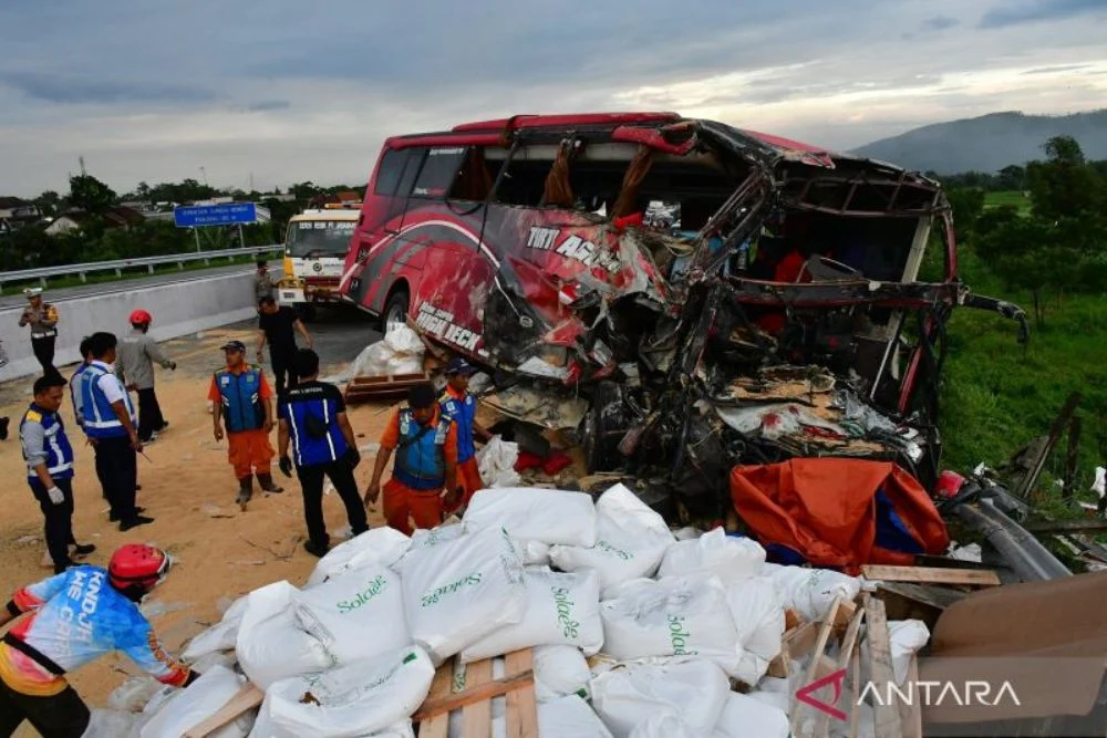 Hendak Wisata Religi, 7 Orang Tewas Kecelakaan di Tol Indrapura-Limapuluh, Bus Hantam Belakang Truk