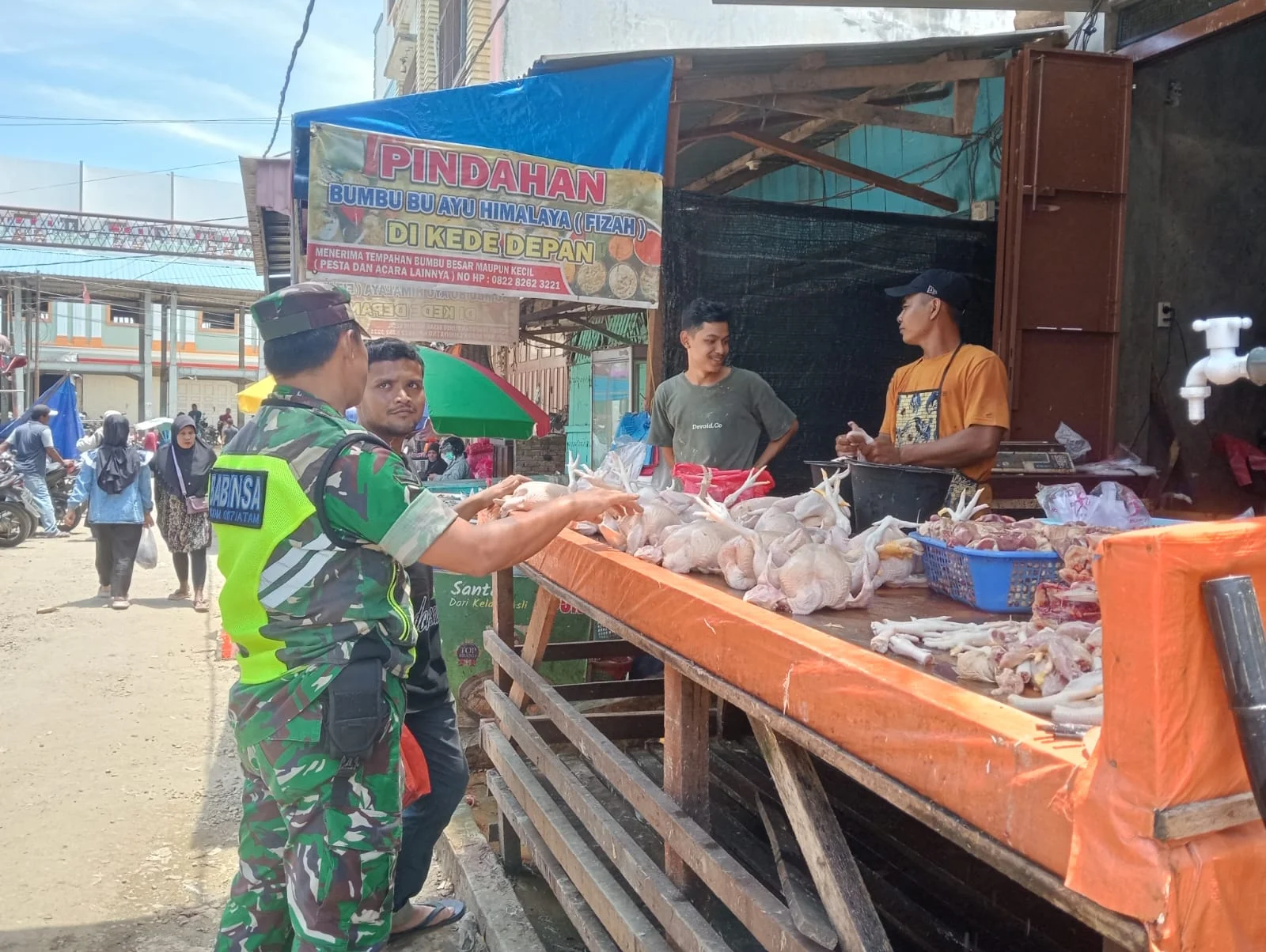 Jaga Stabilitas Harga: Babinsa Serka Saidin Turun Langsung di Pasar Lakukan Pengecekan Harga Sembako