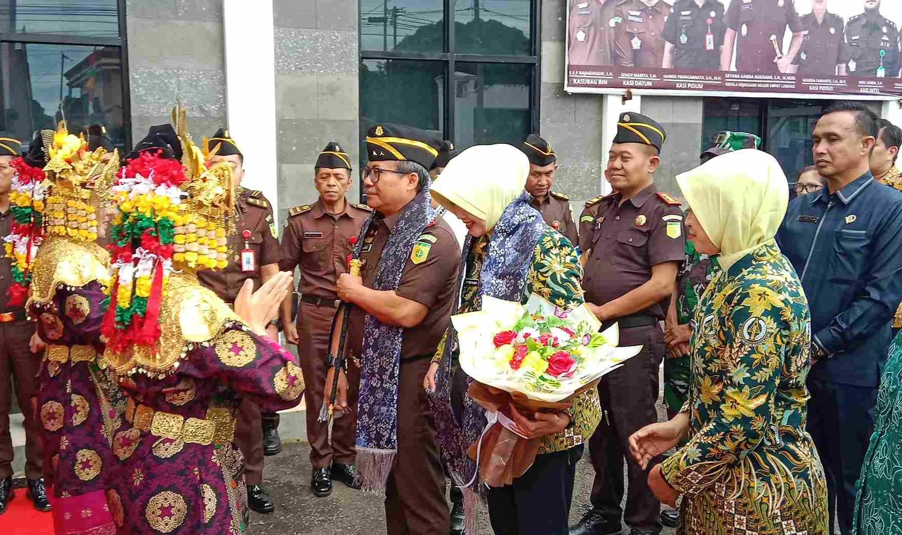 Kejari Landak Serahkan KIA untuk Anak Yatim Piatu Pastikan Hak Identitas Terpenuhi