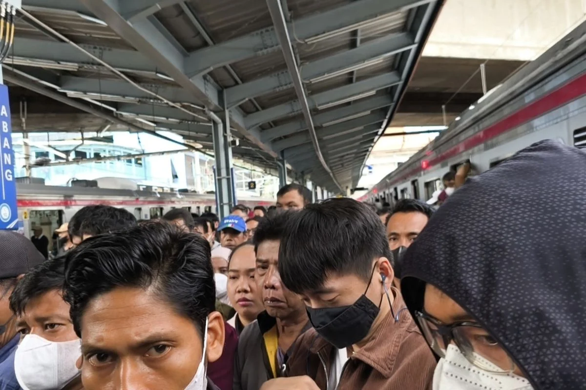 Kepadatan Penumpang di Stasiun Rawa Buntu Saat Jam Sibuk