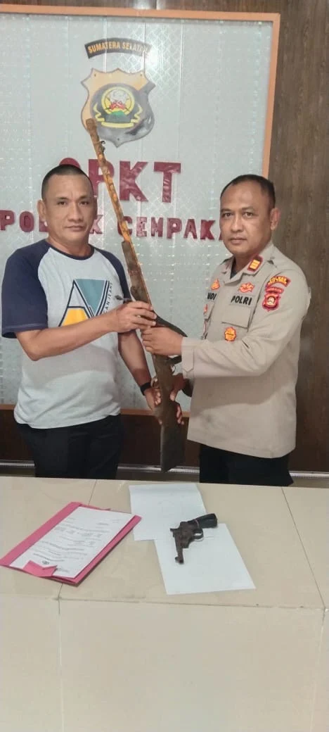Kepala Desa Menanga Besar Serahkan Senpira ke Kapolsek Cempaka Bukti Dukung Operasi Senpi Musi