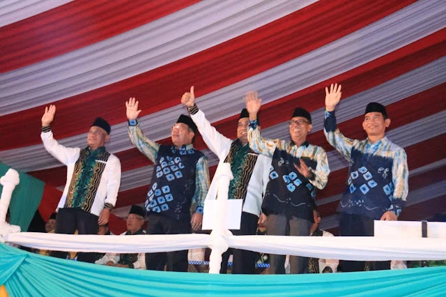 Lambaian Tangan Kafilah HSU di Parade Defile Pembukaan MTQ ke 37 Kalsel, Menjadi Pemandangan Indah