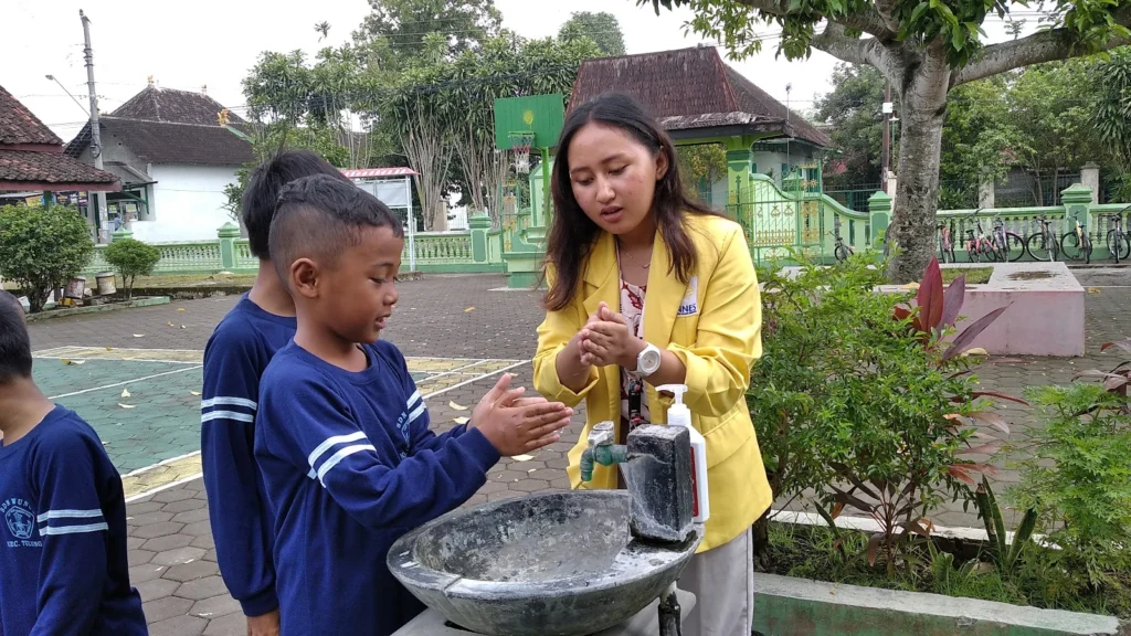 Mahasiswa Ilmu Komunikasi Semester 4 UTM Edukasi Pemilahan Sampah dan Cuci Tangan di TK Bhakti 1 Kamal