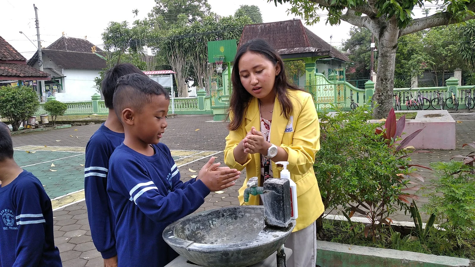 Mahasiswa Ilmu Komunikasi Semester 4 UTM Edukasi Pemilahan Sampah dan Cuci Tangan di TK Bhakti 1 Kamal