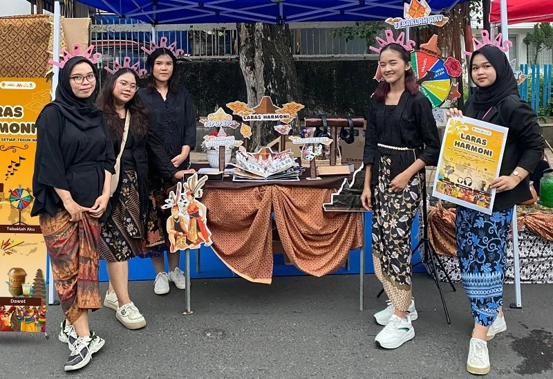 Mahasiswa Ilmu Komunikasi USM Hidupkan Ritual Adat di CFD Simpang Lima, Masyarakat Antusias