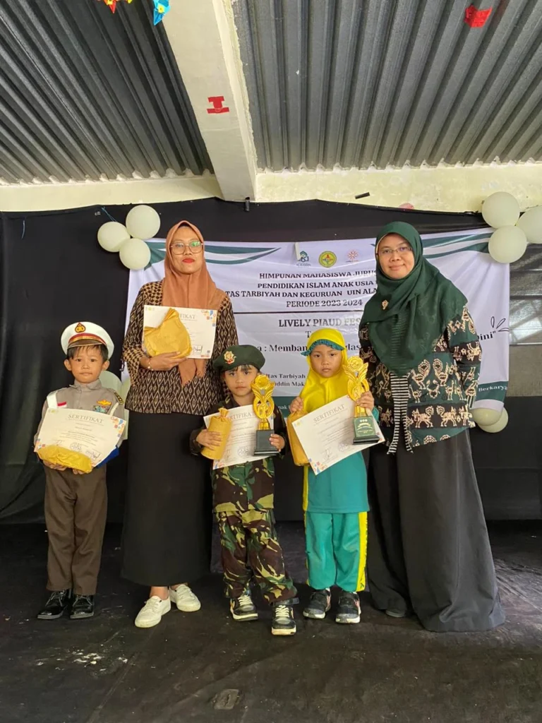 Mahasiswa PIAUD UIN SMH Banten Menghias Daycare dengan Kreasi Hiasan Bentuk Love dari Karton, Meningkatkan Kualitas Lingkungan Belajar