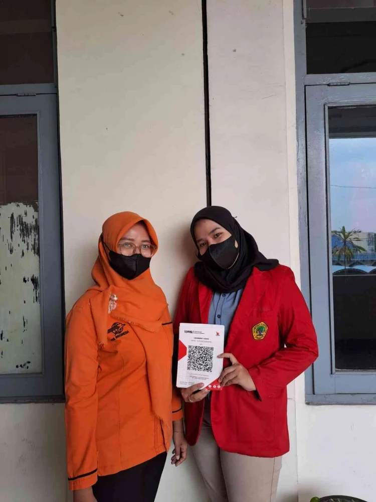Mahasiswa UNTAG Surabaya Dukung UMKM dengan QRIS dan Banner