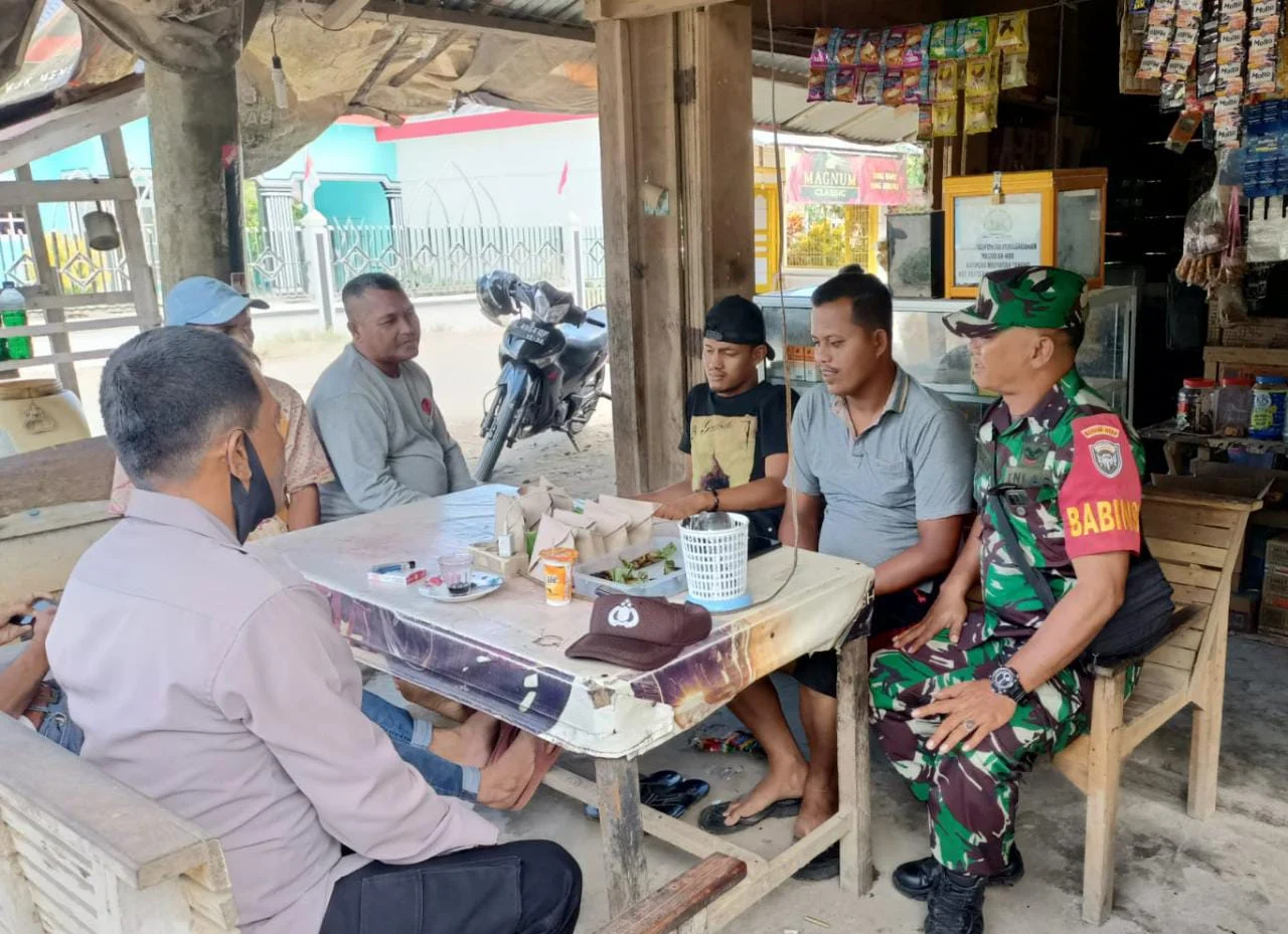 Melalui Komsos Sertu Rahmat Ajak Warga Aktif Menjaga Keamanan dan Kebersihan di Jakarta Barat