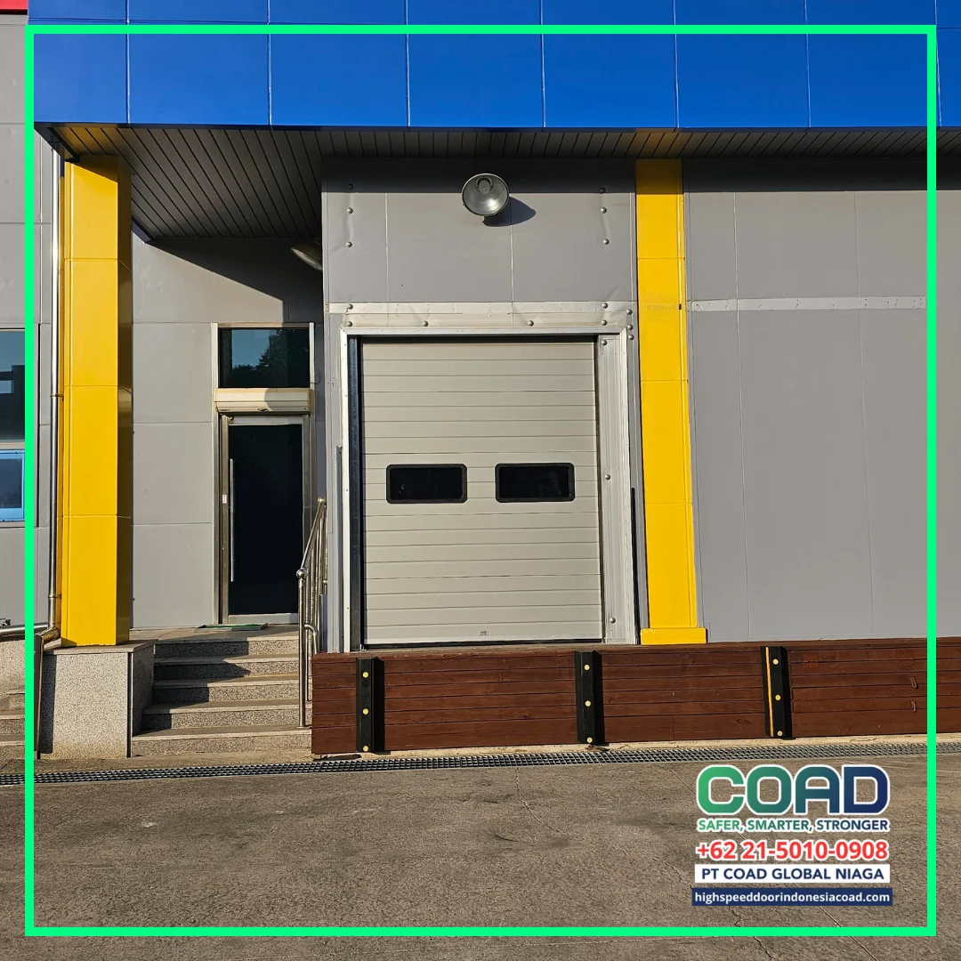 Mengenal Jenis dan Kegunaan Industrial Door dan Dock Leveler dalam Industri