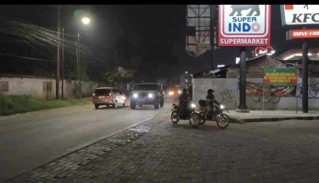 Pastikan Wilayah Aman dan Kondusif Babinsa Koramil 07 KB bersama Komduk Laksanakan Patroli Malam