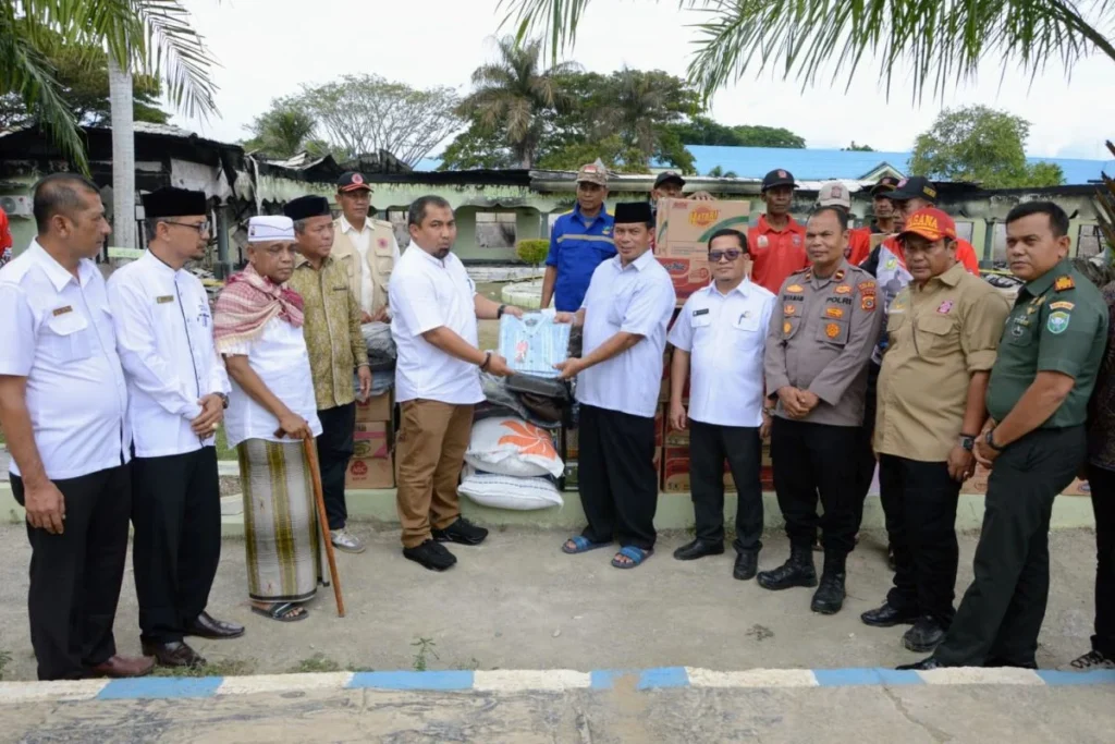 Pemkab Aceh Selatan Salurkan Bantuan Masa Panik Kebakaran Pesantren