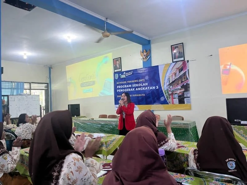 Pengenalan Komposisi Fotografi oleh Mahasiswa Untag Surabaya di SMPN 41