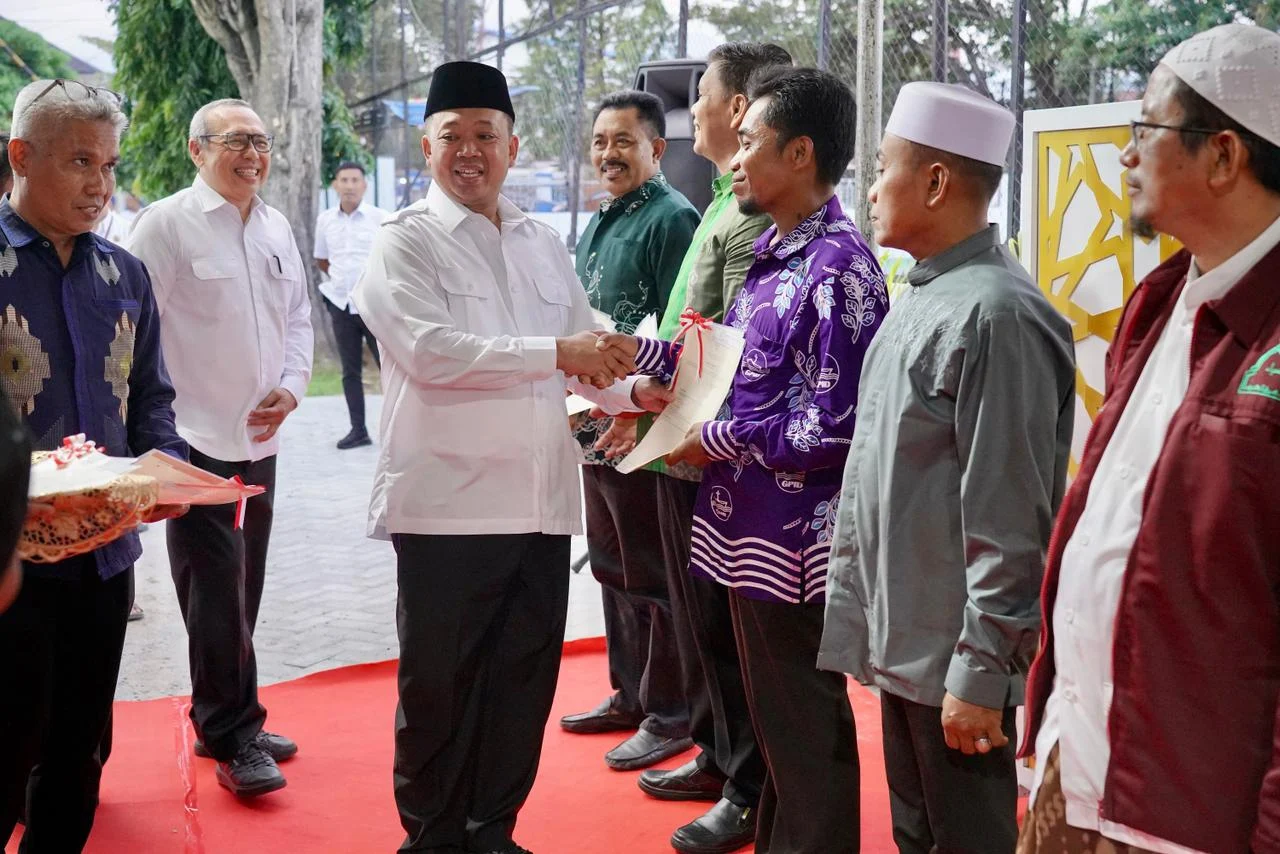Peringatan 1 Muharam di Jateng: Menteri Nusron Serahkan 243 Sertipikat Tanah Wakaf