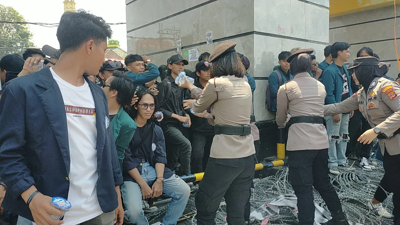 Polres Musi Rawas Kawal Aksi Mahasiswa dengan Pendekatan Humanis Bagikan Air Mineral dan Siagakan Tim Medis