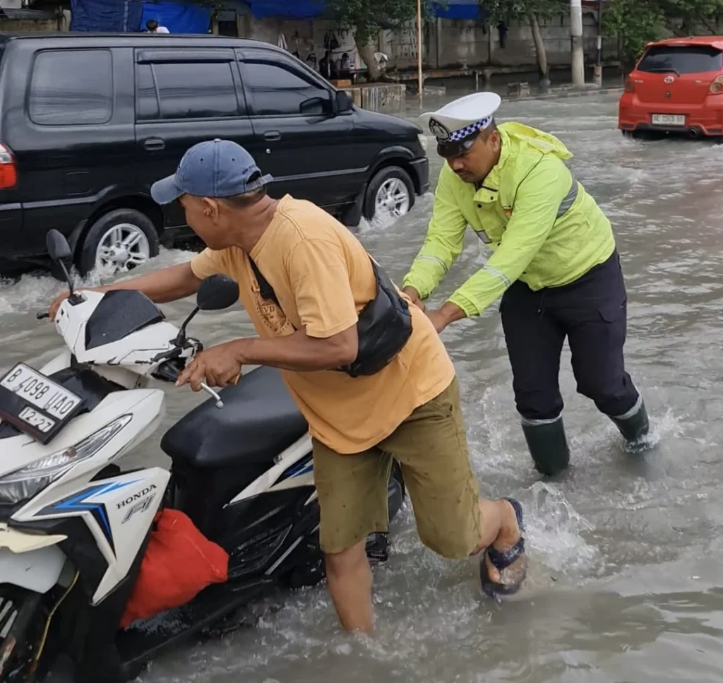 Polsek Kawasan Muara Baru Luncurkan Jaga Jakarta On The Spot Polsek Kawasan Muara Baru Ajak Pedagang Ikan Wujudkan Kamtibmas Kondusif