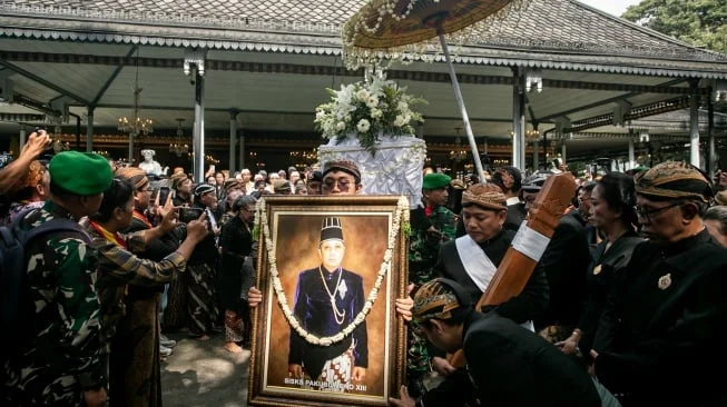 Sasana Sewoko Dipenuhi Kerabat dan Abdi Dalem, Dua Kubu Keraton Solo Sempat Adu Mulut Saat Kirab Malam 1 Suro