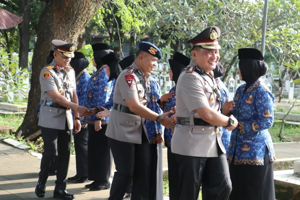 Wakapolda Sulsel Ikuti Ziarah Rombongan Hari Bhayangkara ke-80 di TMP Panaikang: Menghormati Jasa Para Pahlawan