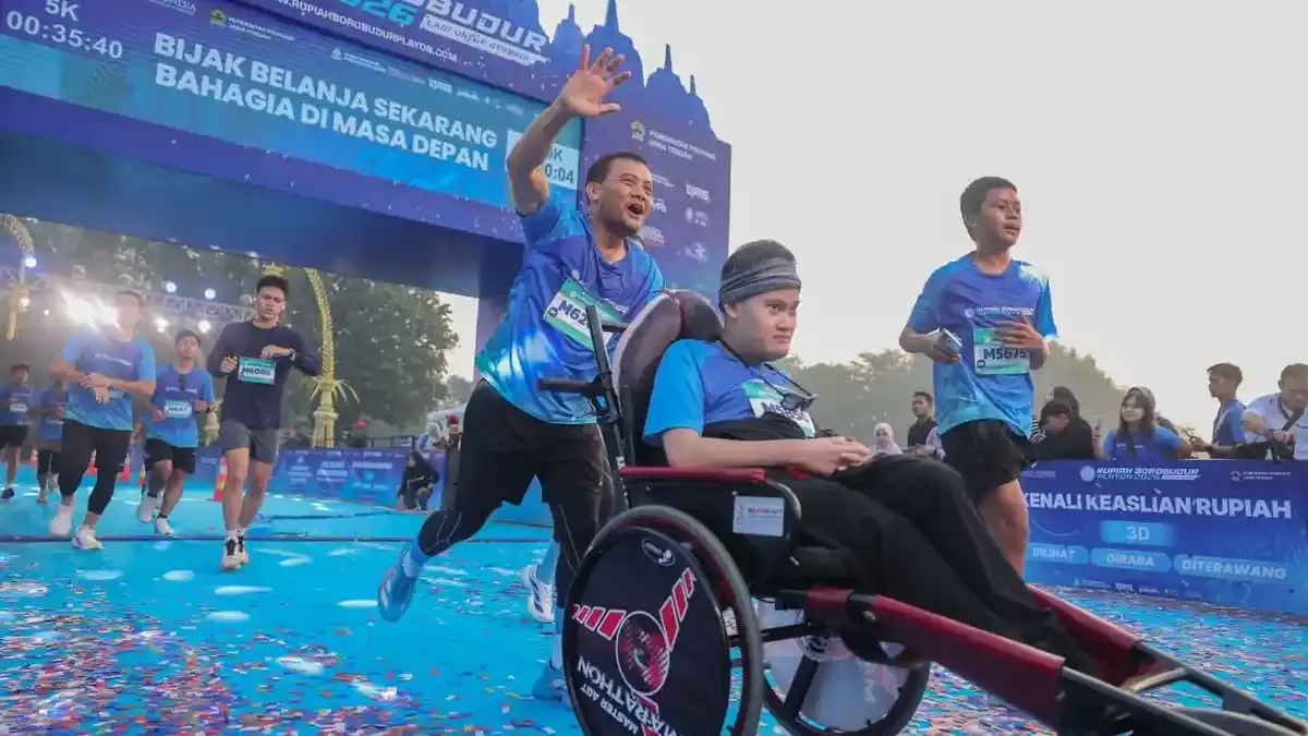 Ahmad Luthfi Dorong Kursi Roda Putranya di Borobudur Playon 2026
