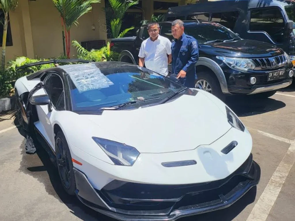 Aksi Inspiratif: Pemilik Lamborghini Berikan Kunci kepada Pengemudi Ojek