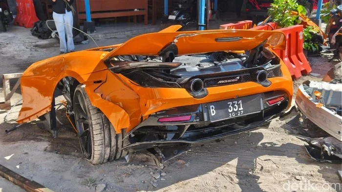 Andra ST Kecelakaan, Supercar McLaren Terbelah Dua di Sukoharjo