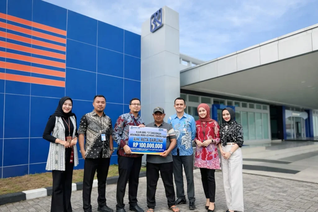 BRI Insurance Bayar Klaim Kecelakaan Rp100 Juta untuk Ahli Waris