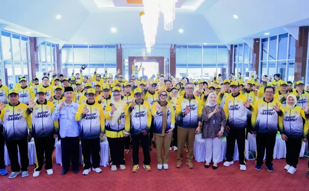 Bupati Andi Ina Lepas 250 Kontingen PGRI Barru di Sidrap