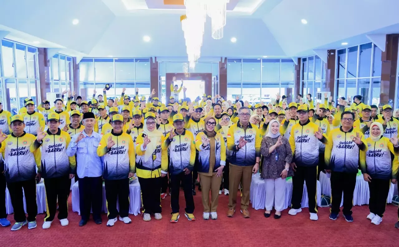 Bupati Andi Ina Lepas 250 Kontingen PGRI Barru di Sidrap