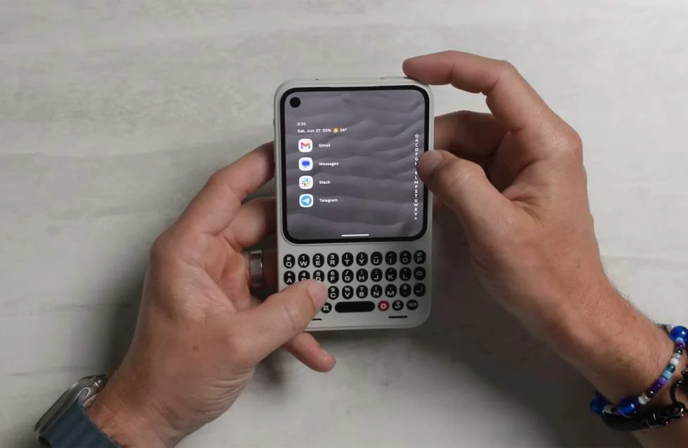 Clicks Communicator: Demo Pertama yang Menarik Perhatian