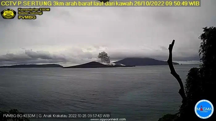 Gunung Anak Krakatau Erupsi Enam Kali, Kolom Abu Mengarah ke Utara