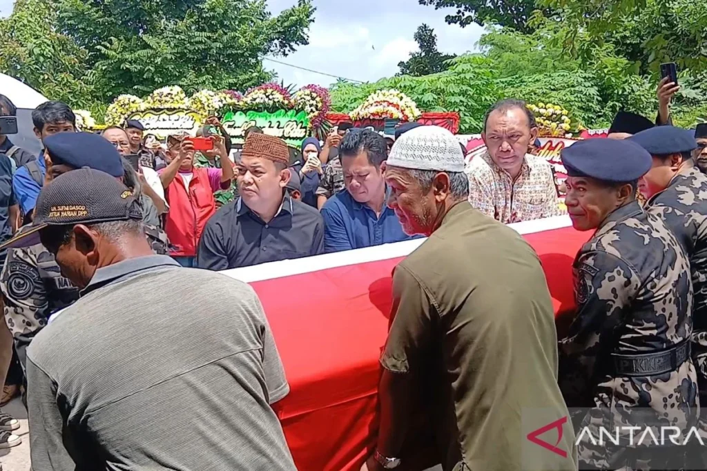 Jenazah Pilot AS Nicholas Goselin Tiba di Jayapura dengan Upacara Khidmat