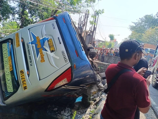 Kecelakaan Bus Sugeng Rahayu Terjun ke Sungai di Nganjuk, Empat Terluka